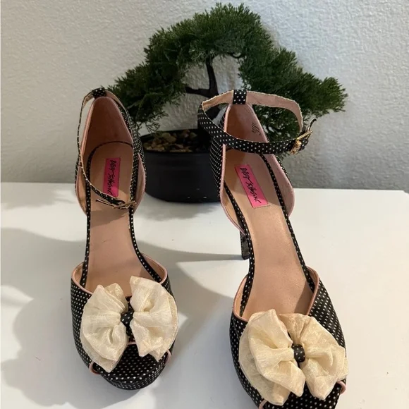 Besty Johnson Black and Cream Polka Dot Women's Heels - Picture 7 of 12